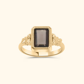 Goudkleurige ring met rechthoekige donkerbruine smoky quartz in een sierlijke vintage zetting van gold plated messing.